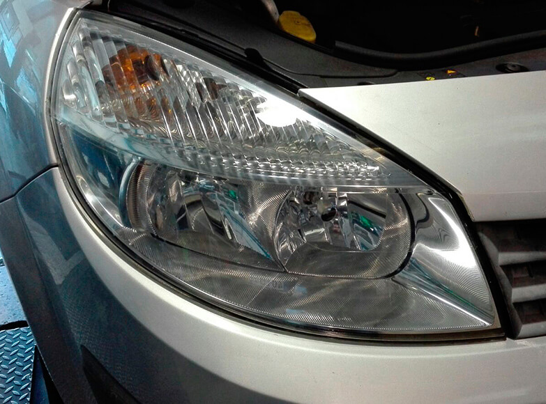 Polimento de Ópticas - Faróis na Cosmiauto com Tratamento
